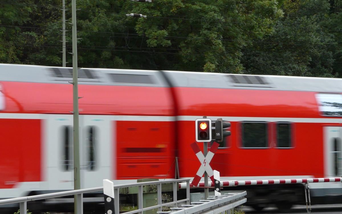 1,96 Promille und dennoch Fuß auf dem Gas: 49-Jähriger verursacht Auffahrunfall am Meiner Bahnübergang