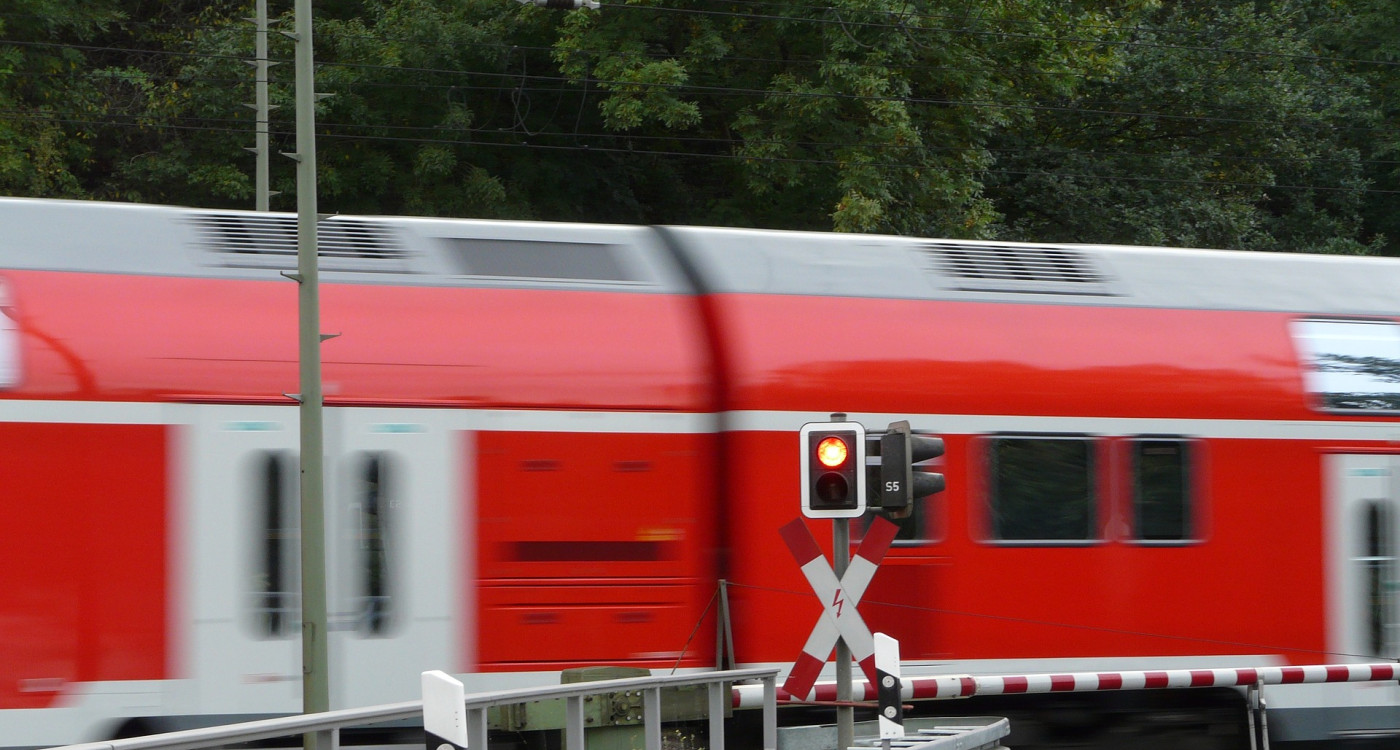 1,96 Promille und dennoch Fuß auf dem Gas: 49-Jähriger verursacht Auffahrunfall am Meiner Bahnübergang
