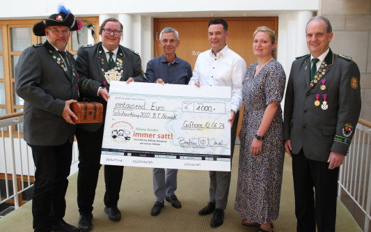 1000 Euro für Gifhorns Kinderfonds – Schützenkönig Bastian Till Nowak sammelt Spenden beim Hoffest zur Übergabe seiner Königsscheibe