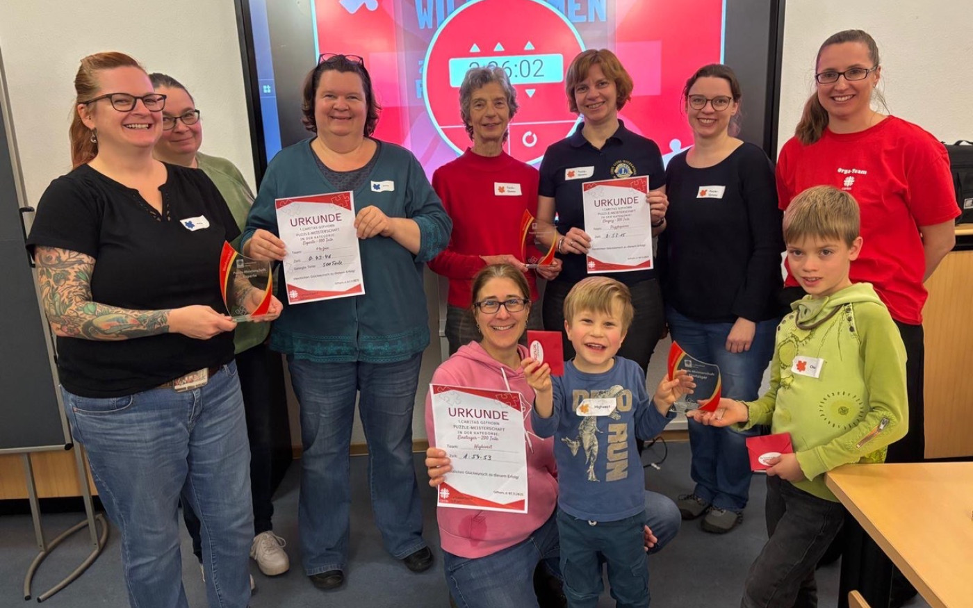 20 Teams puzzeln für Pokal und guten Zweck: Voller Erfolg für die 1. Puzzle-Meisterschaft des Caritasverbands Gifhorn