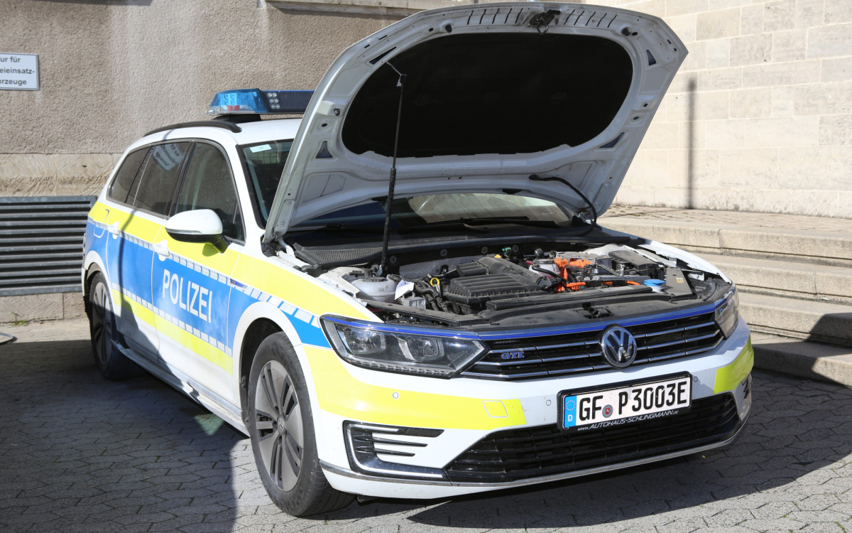 21-jähriger Gifhorner wirft explosiven Gegenstand unter Polizeiauto - Ein Beamter durch ohrenbetäubenden Knall verletzt - Täter an Ort und Stelle festgenommen