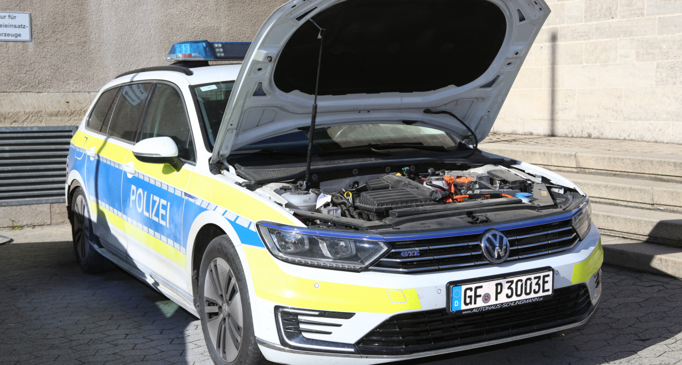 21-jähriger Gifhorner wirft explosiven Gegenstand unter Polizeiauto - Ein Beamter durch ohrenbetäubenden Knall verletzt - Täter an Ort und Stelle festgenommen