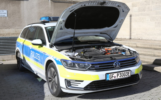 21-jähriger Gifhorner wirft explosiven Gegenstand unter Polizeiauto - Ein Beamter durch ohrenbetäubenden Knall verletzt - Täter an Ort und Stelle festgenommen