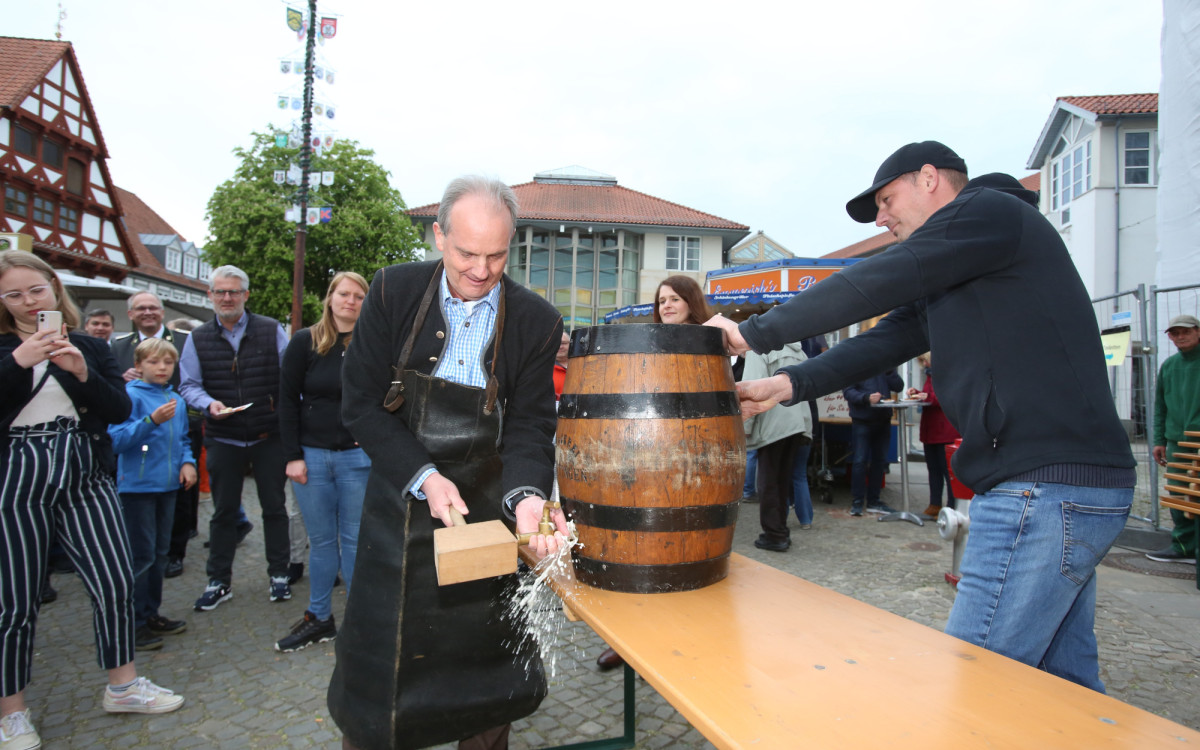 30 Liter Freibier fließen zum Maibaumaufstellen auf dem Gifhorner Marktplatz