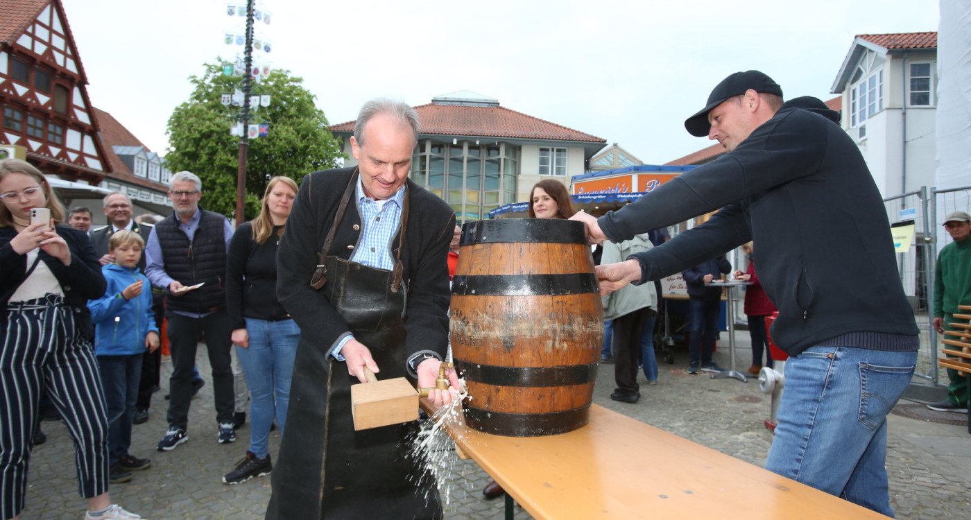 30 Liter Freibier fließen zum Maibaumaufstellen auf dem Gifhorner Marktplatz