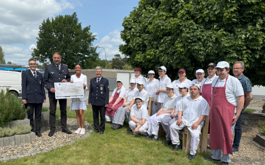 3000 Euro für neue Teamkleidung: Projektorchester Symphonic Flames unterstützt Lebenshilfe Gifhorn