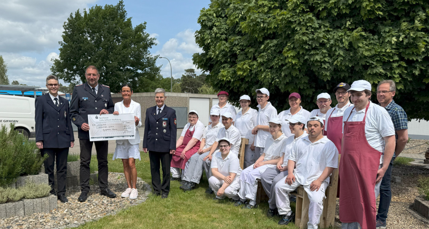 3000 Euro für neue Teamkleidung: Projektorchester Symphonic Flames unterstützt Lebenshilfe Gifhorn