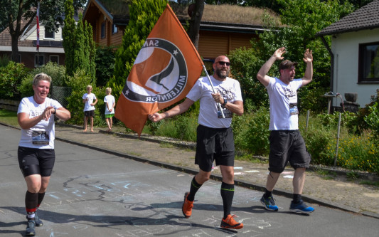 6,2 Kilometer links um die Aller - St. Pauli-Fanclub Braun-Weiß Südheide macht seinen eigenen Lauf gegen Rechts in Müden
