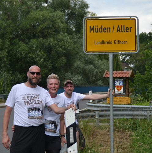 6,2 Kilometer links um die Aller - St. Pauli-Fanclub Braun-Weiß Südheide macht seinen eigenen Lauf gegen Rechts in Müden