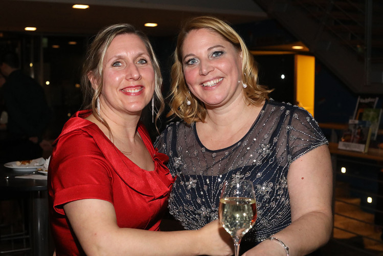 650 Gäste feiern vergnügt den Apfelsinenball 2024 - Das sind die schönsten Bilder aus Gifhorns Stadthalle