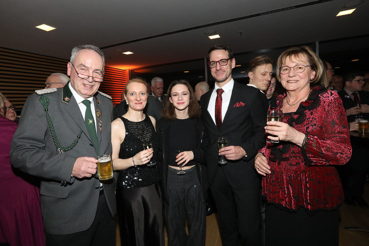 650 Gäste feiern vergnügt den Apfelsinenball 2024 - Das sind die schönsten Bilder aus Gifhorns Stadthalle