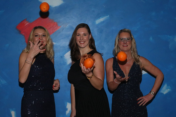 650 Gäste feiern vergnügt den Apfelsinenball 2024 - Das sind die schönsten Bilder aus Gifhorns Stadthalle