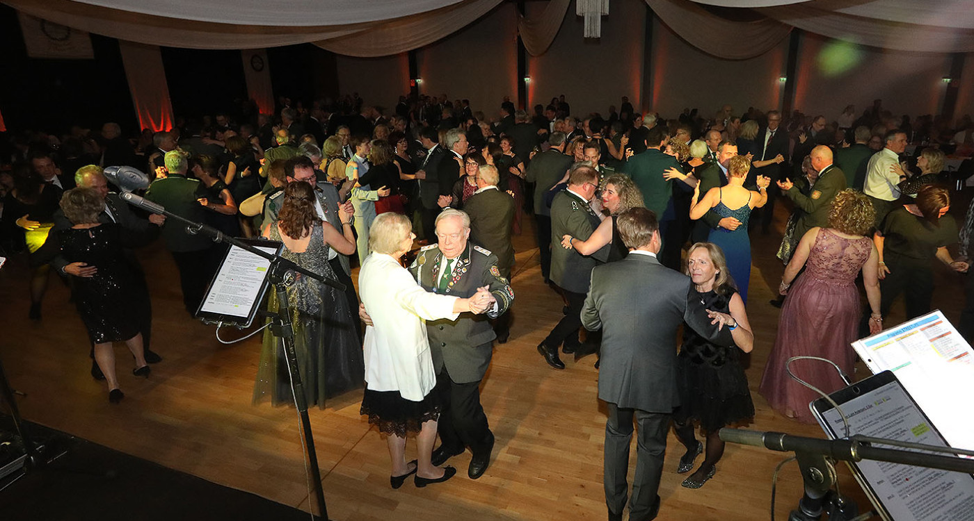 650 Gäste feiern vergnügt den Apfelsinenball 2024 - Das sind die schönsten Bilder aus Gifhorns Stadthalle