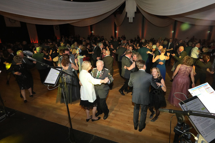 650 Gäste feiern vergnügt den Apfelsinenball 2024 - Das sind die schönsten Bilder aus Gifhorns Stadthalle