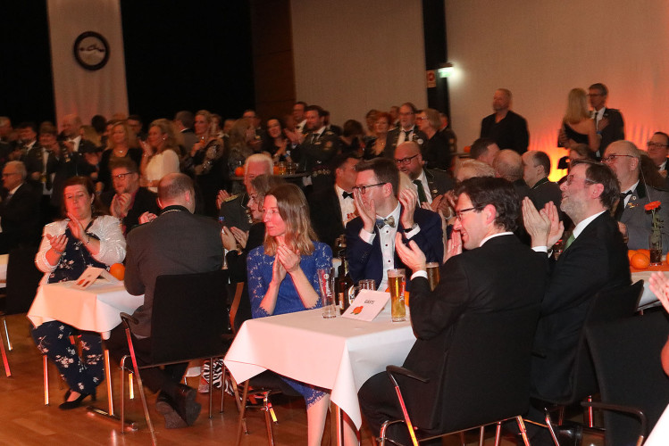 650 Gäste feiern vergnügt den Apfelsinenball 2024 - Das sind die schönsten Bilder aus Gifhorns Stadthalle