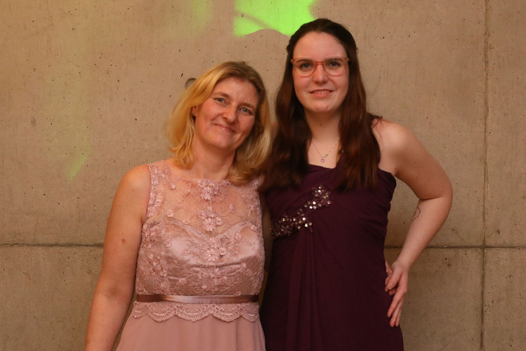 650 Gäste feiern vergnügt den Apfelsinenball 2024 - Das sind die schönsten Bilder aus Gifhorns Stadthalle