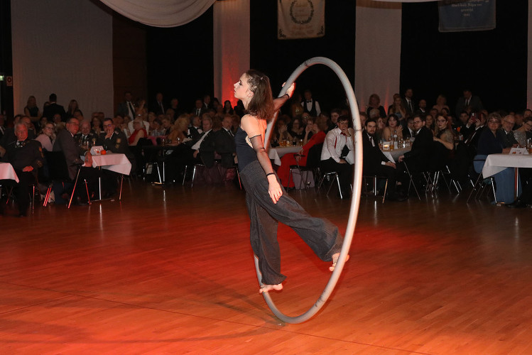 650 Gäste feiern vergnügt den Apfelsinenball 2024 - Das sind die schönsten Bilder aus Gifhorns Stadthalle