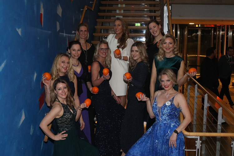650 Gäste feiern vergnügt den Apfelsinenball 2024 - Das sind die schönsten Bilder aus Gifhorns Stadthalle