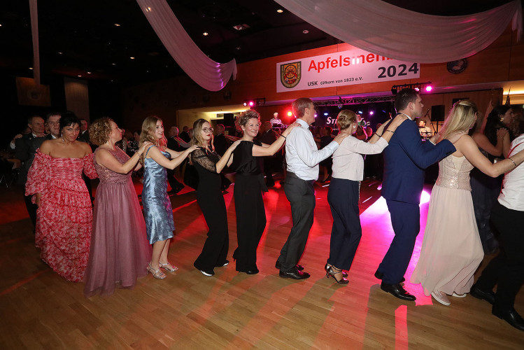650 Gäste feiern vergnügt den Apfelsinenball 2024 - Das sind die schönsten Bilder aus Gifhorns Stadthalle