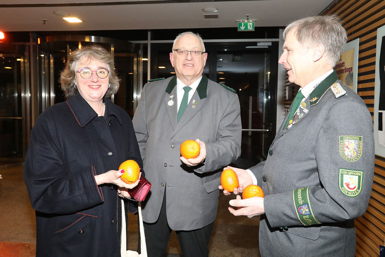 650 Gäste feiern vergnügt den Apfelsinenball 2024 - Das sind die schönsten Bilder aus Gifhorns Stadthalle