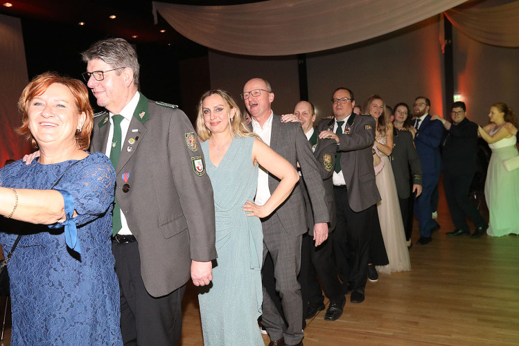650 Gäste feiern vergnügt den Apfelsinenball 2024 - Das sind die schönsten Bilder aus Gifhorns Stadthalle