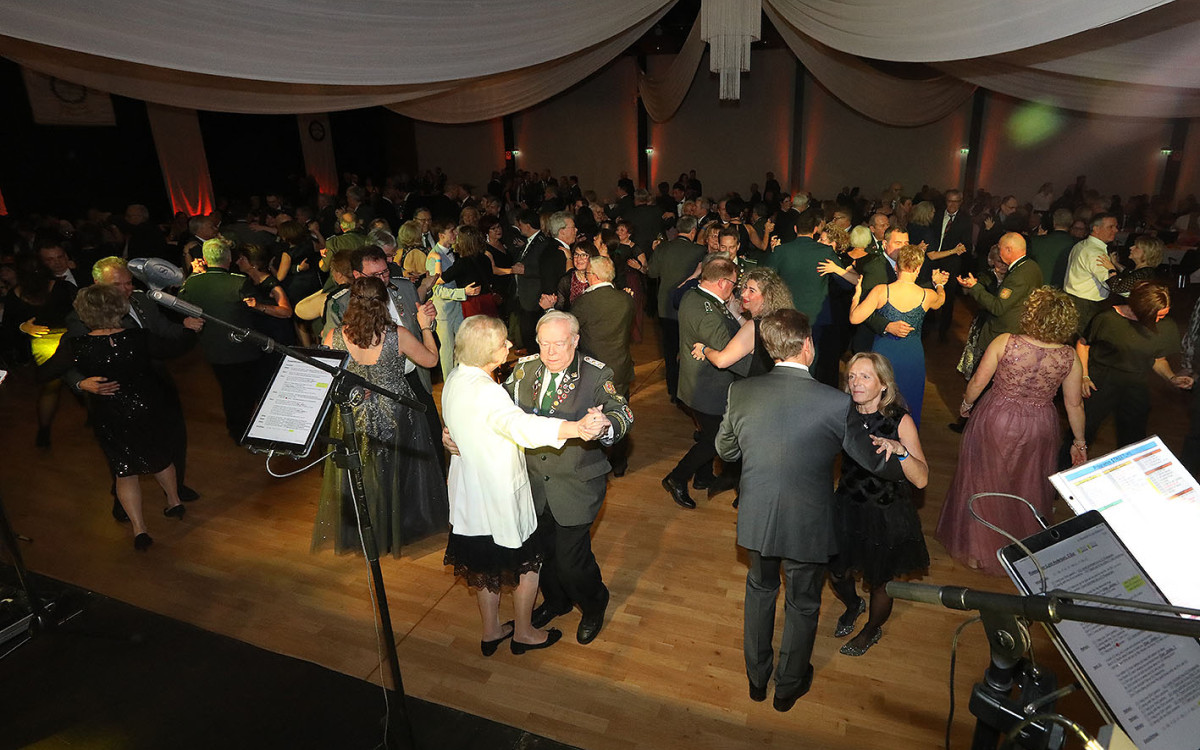 650 Gäste feiern vergnügt den Apfelsinenball 2024 - Das sind die schönsten Bilder aus Gifhorns Stadthalle