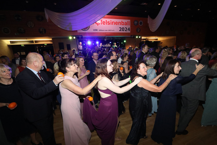 650 Gäste feiern vergnügt den Apfelsinenball 2024 - Das sind die schönsten Bilder aus Gifhorns Stadthalle