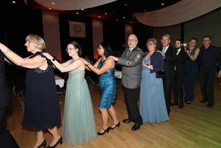 650 Gäste feiern vergnügt den Apfelsinenball 2024 - Das sind die schönsten Bilder aus Gifhorns Stadthalle