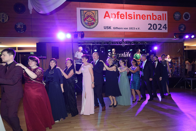 650 Gäste feiern vergnügt den Apfelsinenball 2024 - Das sind die schönsten Bilder aus Gifhorns Stadthalle