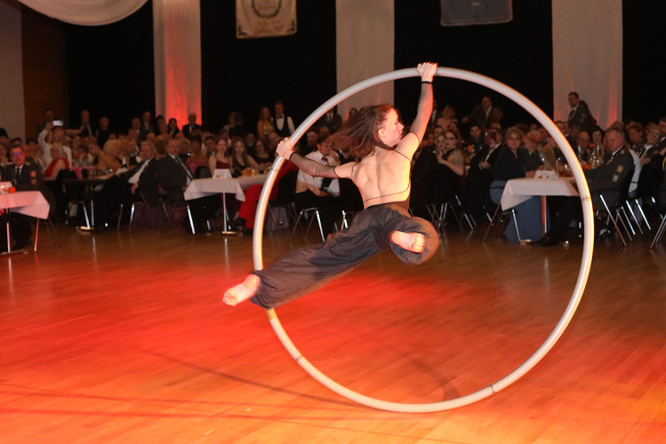 650 Gäste feiern vergnügt den Apfelsinenball 2024 - Das sind die schönsten Bilder aus Gifhorns Stadthalle