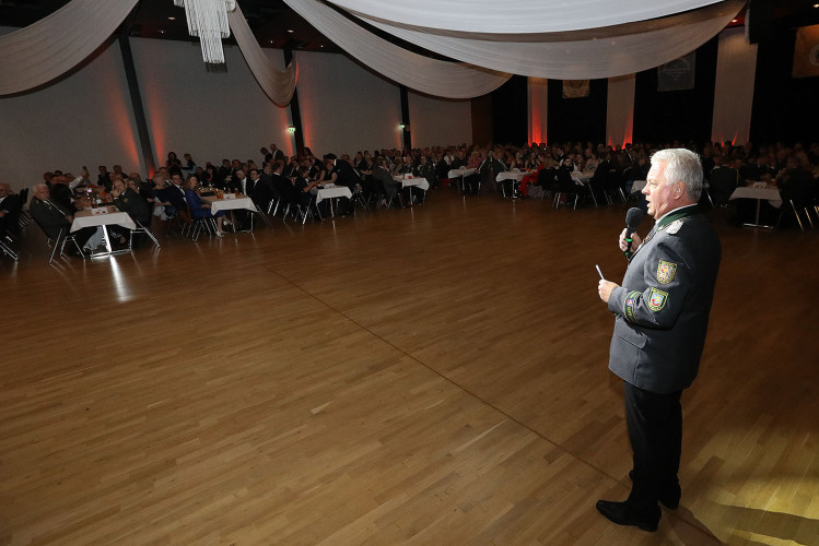 650 Gäste feiern vergnügt den Apfelsinenball 2024 - Das sind die schönsten Bilder aus Gifhorns Stadthalle