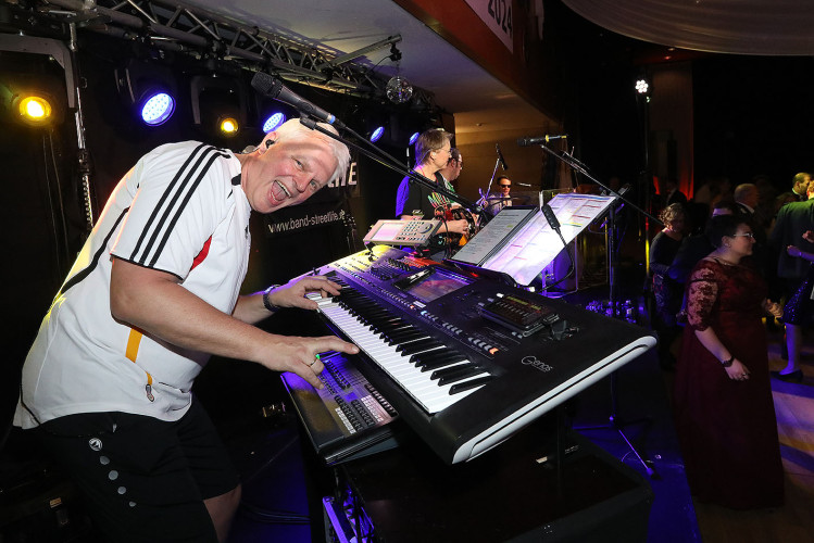 650 Gäste feiern vergnügt den Apfelsinenball 2024 - Das sind die schönsten Bilder aus Gifhorns Stadthalle