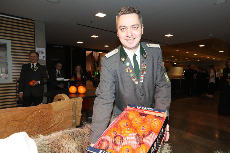 650 Gäste feiern vergnügt den Apfelsinenball 2024 - Das sind die schönsten Bilder aus Gifhorns Stadthalle
