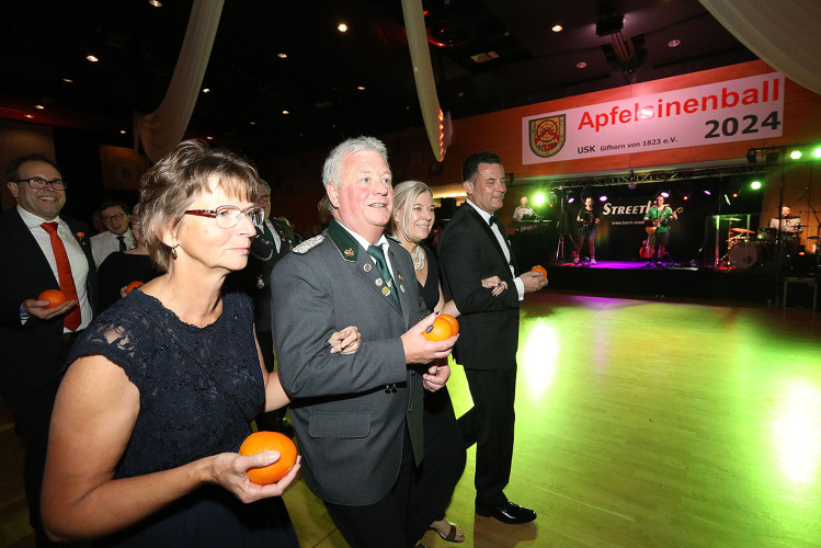 650 Gäste feiern vergnügt den Apfelsinenball 2024 - Das sind die schönsten Bilder aus Gifhorns Stadthalle