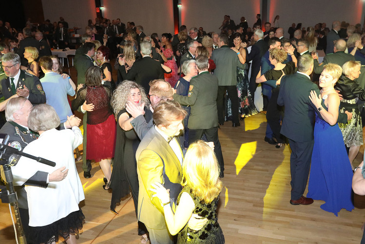 650 Gäste feiern vergnügt den Apfelsinenball 2024 - Das sind die schönsten Bilder aus Gifhorns Stadthalle