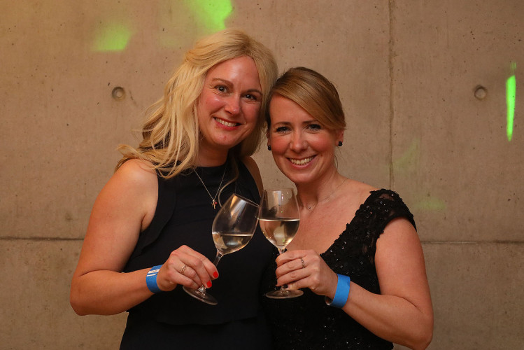 650 Gäste feiern vergnügt den Apfelsinenball 2024 - Das sind die schönsten Bilder aus Gifhorns Stadthalle