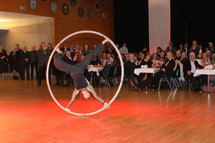 650 Gäste feiern vergnügt den Apfelsinenball 2024 - Das sind die schönsten Bilder aus Gifhorns Stadthalle