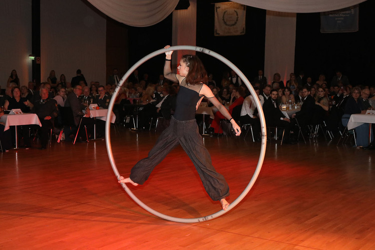 650 Gäste feiern vergnügt den Apfelsinenball 2024 - Das sind die schönsten Bilder aus Gifhorns Stadthalle