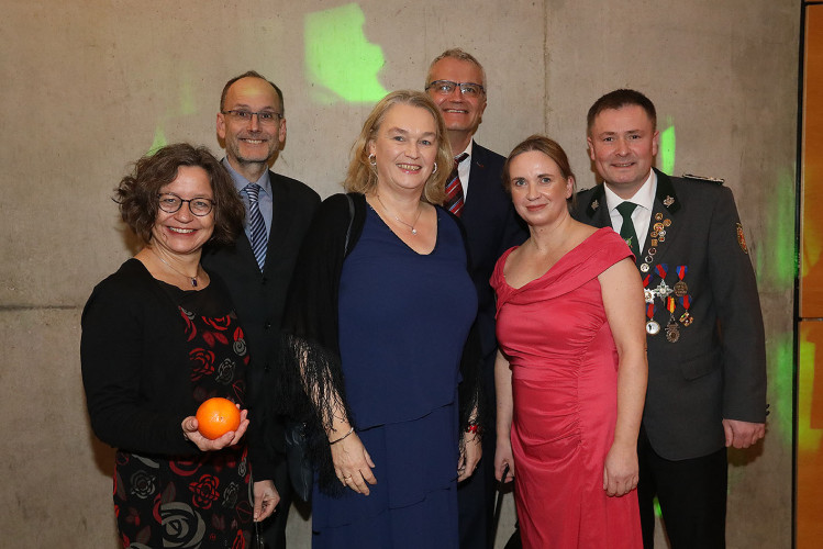 650 Gäste feiern vergnügt den Apfelsinenball 2024 - Das sind die schönsten Bilder aus Gifhorns Stadthalle