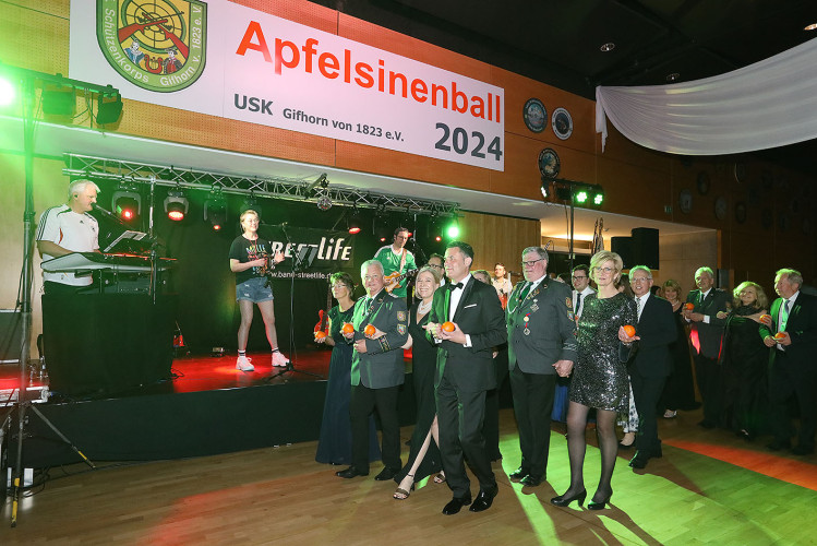 650 Gäste feiern vergnügt den Apfelsinenball 2024 - Das sind die schönsten Bilder aus Gifhorns Stadthalle
