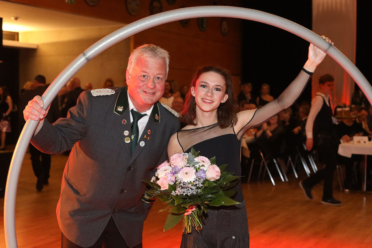 650 Gäste feiern vergnügt den Apfelsinenball 2024 - Das sind die schönsten Bilder aus Gifhorns Stadthalle