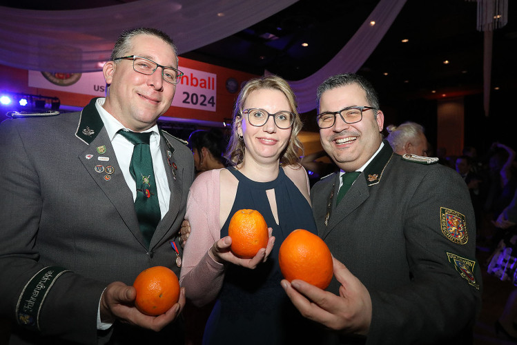 650 Gäste feiern vergnügt den Apfelsinenball 2024 - Das sind die schönsten Bilder aus Gifhorns Stadthalle