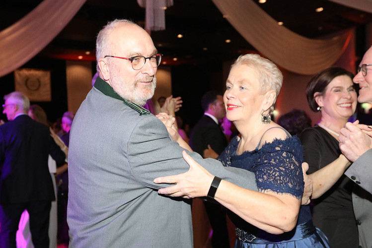 650 Gäste feiern vergnügt den Apfelsinenball 2024 - Das sind die schönsten Bilder aus Gifhorns Stadthalle
