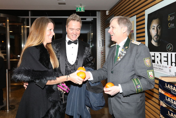 650 Gäste feiern vergnügt den Apfelsinenball 2024 - Das sind die schönsten Bilder aus Gifhorns Stadthalle