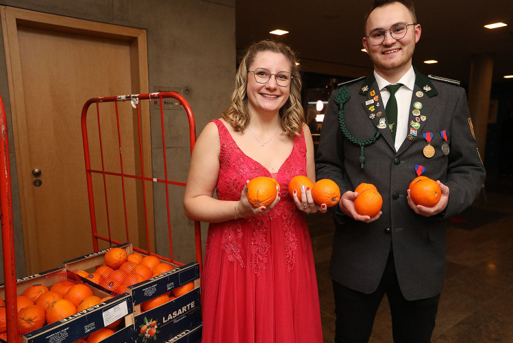 650 Gäste feiern vergnügt den Apfelsinenball 2024 - Das sind die schönsten Bilder aus Gifhorns Stadthalle