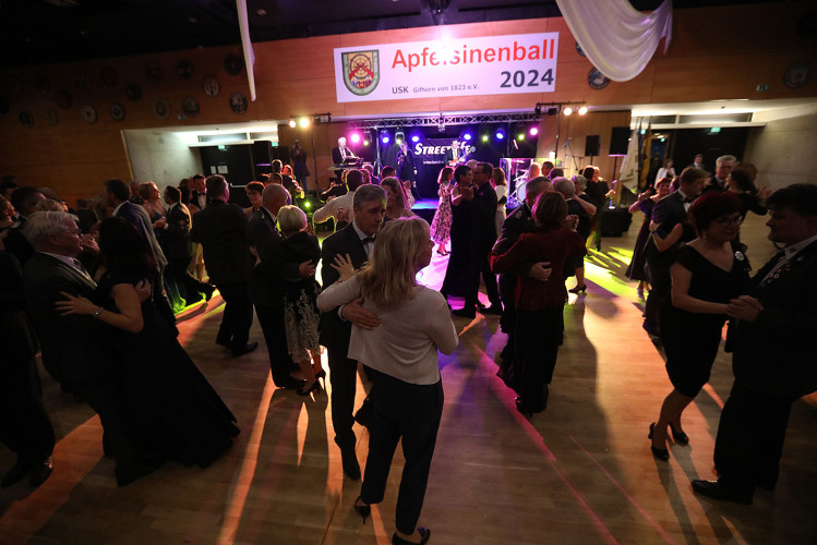 650 Gäste feiern vergnügt den Apfelsinenball 2024 - Das sind die schönsten Bilder aus Gifhorns Stadthalle