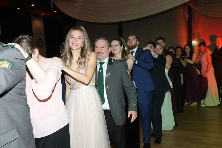 650 Gäste feiern vergnügt den Apfelsinenball 2024 - Das sind die schönsten Bilder aus Gifhorns Stadthalle
