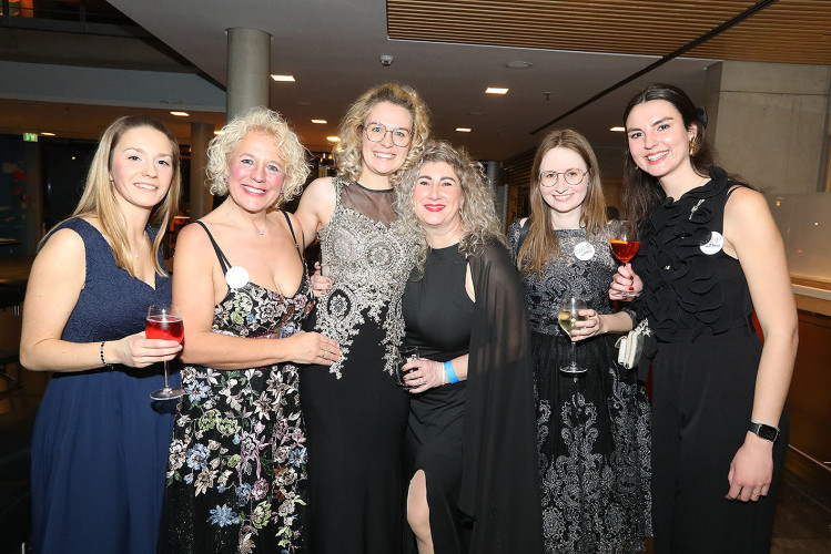 650 Gäste feiern vergnügt den Apfelsinenball 2024 - Das sind die schönsten Bilder aus Gifhorns Stadthalle