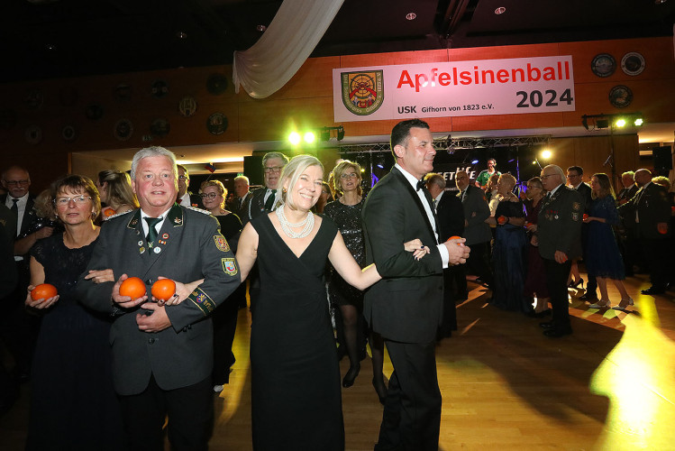 650 Gäste feiern vergnügt den Apfelsinenball 2024 - Das sind die schönsten Bilder aus Gifhorns Stadthalle