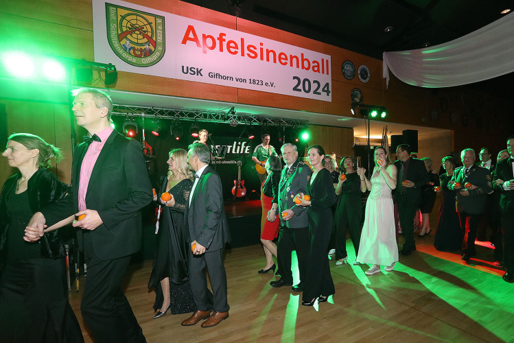 650 Gäste feiern vergnügt den Apfelsinenball 2024 - Das sind die schönsten Bilder aus Gifhorns Stadthalle